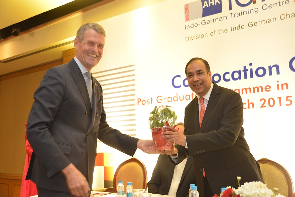 16 (20) Sunil Mathur, Chief Guest and MD & CEO, Siemens Ltd. recieves a token of appreciation from Bernhard Steinruecke, Director General, IGCC
